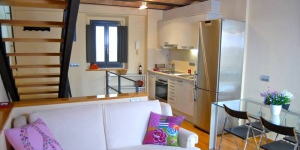  Offering free WiFi, Athenou La Rosa is a duplex located in Girona, 350 metres from the Cathedral. This bright apartment has a sofa and flat-screen TV, air conditioning and a balcony.
