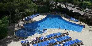  El Hotel Blaumar cuenta con vistas al Mediterráneo, incluye una piscina al aire libre y está a 2 minutos a pie de la playa. Por un suplemento, se permite acceder a un gimnasio, una sauna y un hammam.