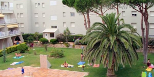  Apartamentos Els Pins ligt op slechts 180 meter van La Clota Marina in L'Escala, en biedt een buitenzwembad en een tuin. In het gebied vindt u tal van bars, winkels en restaurants.