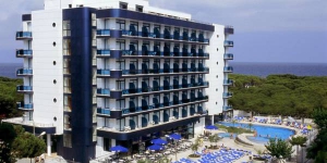  Отель Blaucel с крытым бассейном и сезонным открытым бассейном расположен в городе Бланес, в 50 метрах от пляжа. К услугам гостей номера с собственным балконом с частичным видом на море.