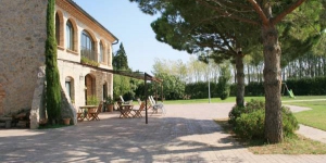  This 19th-century country house just outside Sant Pere Pescador has been converted into a modern hotel. Next to Mig de Dos Rius Natural Park, it has a swimming pool and gardens.