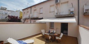  Apartment Sant Antoni de Calonge 60 is a self-catering accommodation located in Sant Antoni de Calonge. There is a full kitchen with a dishwasher and a microwave.