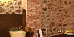  Situé sur la place du village de Ventalló, le Can Corominas est un établissement décoré dans un style rustique et pourvu d'un mobilier ancien. Il propose un hébergement confortable et climatisé, doté de 3 chambres doubles, d'une connexion Wi-Fi gratuite et d'une terrasse avec un barbecue.