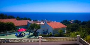  Los Apartamentos Famara se encuentran a 900 metros de la playa de Santa Cristina. Además, ofrecen una piscina al aire libre, un parque infantil y tanto apartamentos como bungalows con una terraza privada y vistas al mar.