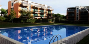  Implanté à Pals, le Medes Golf Pals Costa Brava vous propose une piscine extérieure commune, un jardin, une terrasse privée meublée et une connexion Wi-Fi gratuite. Il vous accueille à 600 mètres du parcours de golf Platja de Pals et à 2 km de la plage.