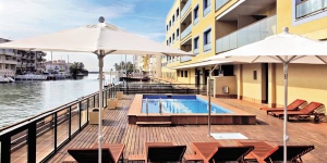  El complejo Pierre & Vacances se encuentra en una zona pintoresca dentro del puerto deportivo de Empuriabrava, a 15 minutos a pie de la playa. Ofrece alojamientos elegantes, 2 piscinas y una bañera de hidromasaje en la azotea.
