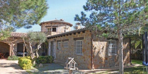  Holiday home Cramon Llull I-550 is located in Begur. There is a full kitchen with a dishwasher and a microwave.