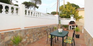  Located in Lloret de Mar, Villa Pardals offers an outdoor pool. This self-catering accommodation features WiFi.