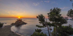  Overlooking the Costa Brava headland of Cap Roig, the Silken Park San Jorge offers direct access to the Bella Dona and Sant Jordi Coves. It features an outdoor pool, a spa and a free Wi-Fi throughout.