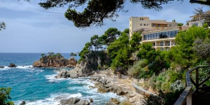  Het Cap Roig is gebouwd in de rotsen aan de kust van Platja d'Aro en biedt vanaf het zwembad een adembenemend uitzicht op zee. U kunt ontspannen in de Sa La Mar Spa.