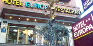  L'Hotel Europa de Figueres vous accueille dans le centre de Figueres, à 500 mètres du théâtre-musée Dalí. Cet hôtel à la gestion familiale possède des chambres climatisées dotées d'une connexion Wi-Fi gratuite et d'une télévision à écran plat recevant des chaînes internationales.
