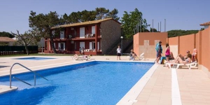  Aquest allotjament està situat al parc natural de Montgrí-Illes Medes, a 500 metres de la platja de Mas Pinell. L'Apartamentos 3 Delfines disposa d'apartaments amb aire condicionat i una piscina privada.
