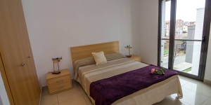   Allotja't al centre de Roses  Agi Riera Ginjolers offers fully equipped apartments with free WiFi, air conditioning and a furnished terrace. Located in Roses, Aquabrava Water Park is 3 km from the apartments and the beach 300 metres away.