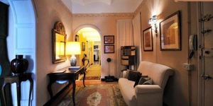  El Luxury Apartment in Girona se encuentra en el histórico barrio judío, a 200 metros de la catedral de Gerona. Este apartamento ofrece 3 dormitorios y balcón privado con vistas a la ciudad.