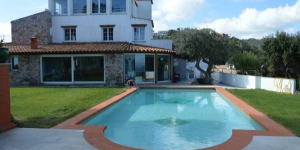  Die Villa Flores Begur heißt Sie in Begur mit einem eigenen Pool und einem Gartenbereich willkommen. Die Villa mit 8 Schlafzimmern bietet Meerblick und Platz für 24 Personen.