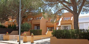   Casa adosada en Pals (7) is located in Pals. The accommodation will provide you with a TV and a balcony.
