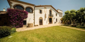  In einem Gebäude aus dem 17. Jahrhundert mit weitläufigen Gärten und Meerblick bietet die Villa Mas Cruanyes eine Villa mit einem Außenpool in Platja d'Aro.