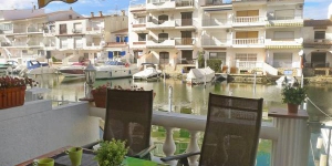  Casa Sabrina is located in Empuriabrava. The accommodation will provide you with air conditioning and a balcony.