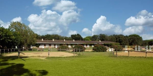  Het Residential Horse Club Costa Brava biedt accommodatie in appartementen en is gevestigd op de manege van Santa Cristina d'Aro waar paardrijlessen voor alle niveaus worden verzorgd. De manage biedt vele cursussen paardrijden en rijbanen.