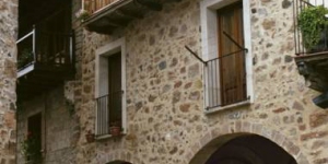  Set in the small medieval village of Santa Pau, a 15-minute drive from Olot, Apartaments Plaça Major offers rustic apartments with free Wi-Fi, a balcony, and town and mountains views. Free public parking is available nearby.