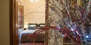  El Cluc Hotel Begur està situat a la bonica localitat de Begur i ofereix habitacions lluminoses i elegants amb Wi-Fi gratuïta. L'establiment es troba a 10 minuts en cotxe de les platges de sa Tuna i Aiguafreda, a la Costa Brava.