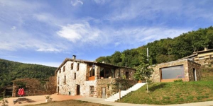  Can Soler de Rocabruna dates from the 16th century, and offers apartments with terraces and mountain views. It is within 5 minutes’ drive of Rocabruna and L'Alta Garrotxa Park.