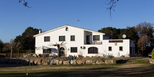  Set in a large garden with an outdoor swimming pool and barbecue facilities, 5 km from Girona, Can Rossa is a 6-bedroom holiday home. It offers free WiFi and air conditioning.