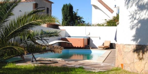  La Casa Palau se encuentra en L'Escala y dispone de piscina privada y jardín. La villa cuenta con 5 dormitorios, aire acondicionado, conexión WiFi gratuita y aparcamiento privado.