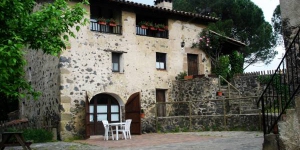  Situated in the Garrotxa Nature Reserve, this restored 18th-century farmhouse has extensive gardens with an outdoor pool, football pitch and barbecue. Mas Violella offers rustic apartments with heating and TV.