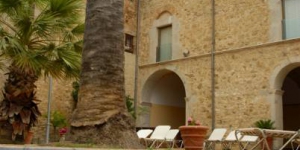  Das charmante restaurierte Hotel stammt aus dem Jahr 1924 und bietet eine Terrasse mit einer fantastischen Aussicht auf die Landschaft des Empordà und die schöne Bucht von Roses. Der Außenpool befindet sich im 100 m entfernten ehemaligen Kloster Sant Agustí.
