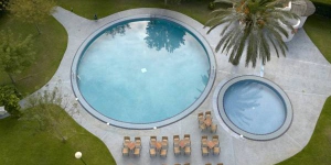  Situato a Roses in Costa Brava, a soli 200 metri dalla spiaggia di Santa Margarita, il Prestige Goya Park offre incantevoli giardini e 2 piscine all'aperto. Spaziose e dotate di balcone, le camere del Goya Park dispongono di TV satellitare e bagno privato.