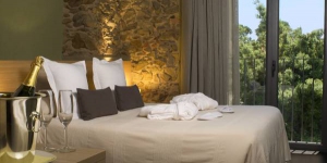  Set in a restored 19th-century Catalan farmhouse, this family-run design hotel offers a spa with a heated indoor pool, jacuzzi, sauna and massage service. Rooms include a balcony and free Wi-Fi.