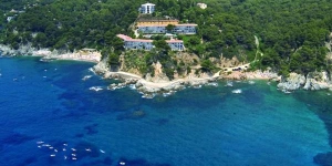  Situé sur les collines des alentours de Tossa de Mar sur la Costa Brava, ce complexe d'appartements possède une piscine extérieure. Tous les hébergements disposent d'un balcon avec vue sur la mer ou sur la montagne.