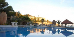  Aquest hotel està situat als afores de Sant Feliu de Guíxols, en una península envoltada pel mar Mediterrani, i ofereix piscines cobertes i exteriors i habitacions equipades amb aire condicionat i balcó. Les habitacions de l'Hotel Eden Roc presenten terres enrajolats i una decoració senzilla d'estil clàssic i disposen de TV per satèl·lit i bany privat.