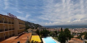   Roses&nbsp;: séjournez au cœur de la ville  Situé sur une colline surplombant la ville de Roses, l'hôtel Grecs dispose d'une grande piscine extérieure et d'un espace de connexion Wi-Fi gratuite. Chaque chambre est fonctionnelle et dotée d'un balcon offrant une vue magnifique sur la Costa Brava.