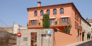  L'Hotel Casa Clara està situat al centre històric de Castelló d'Empúries, a la comarca catalana de l'Alt Empordà. Ofereix habitacions elegants amb aire condicionat, TV, internet Wi-Fi gratuïta i vista sobre el nucli antic medieval de Castelló.