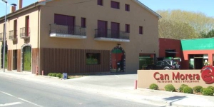  Le Can Morera est situé le village de Les Preses, au bord de la réserve naturelle de La Garrotxa, en Catalogne. Il propose des appartements climatisés dotés d'une connexion Wi-Fi gratuite et d'une terrasse privative, ainsi qu'un magasin d'alimentation écologique et chic.
