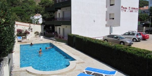  Отель Apartamentos Flomar находится в тихом районе Л'Эстартита, всего в 400 метрах от пляжа. Апартаменты расположены вокруг сезонного открытого бассейна.