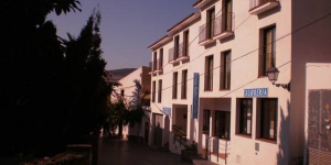  L'Hotel Can Pepín se trouve dans le centre de Cadaqués, à 150 mètres de la plage. Cet établissement à la gestion familiale propose des chambres dotées du chauffage, d'une télévision à écran plat, d'un ventilateur et d'une salle de bains privative.