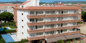  Situé à seulement 100 mètres de la plage de Fenals, ce petit complexe propose une piscine extérieure et un restaurant méditerranéen avec terrasse. Les appartements sont dotés d'un balcon, d'une télévision à écran plat et d'une connexion Wi-Fi gratuite.