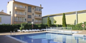  Комплекс апартаментов RVHotels Apartamentos Del Sol расположен менее чем в 1 км от пляжа в городе Л'Эстартит на побережье Коста Брава. В этом комплесе апартаментов с собственными балконами к услугам гостей открытый плавательный бассейн и терраса.