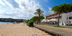  Отель-ресторан Sant Pol находится на пляже Сан-Поль, на побережье Коста Брава в Каталонии. Отель предлагает гостям бесплатный Wi-Fi и номера с кондиционерами, балконами и видом на море.