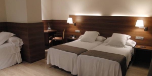  Hotel Ronda Figueres is a family-run hotel 1 km from central Figueres, the birthplace of the artist Salvador Dalí. It includes free WiFi in all rooms and public areas.
