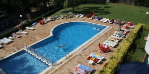  Апарт-отель Las Mariposas находится в городе Льорет-де-Мар, в 800 метрах от пляжа Феналс. Апартаменты расположены вокруг большого плавательного бассейна и сада.