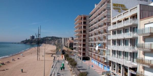  Hotel María Teresa ligt bij het strand in Sant Antoni de Calonge en heeft een restaurant en een terras met uitzicht op zee. Het ligt op 5 minuten lopen van het stadscentrum.