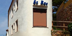  El Hostal Restaurante Es Bas se encuentra a 50 metros de la playa Sa Riera y a 2 km de Begur y ofrece conexión Wi-Fi gratuita. El restaurante cuenta con una terraza con vistas a la playa.