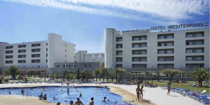  L'Hotel Mediterraneo Park està situat a 200 m de la platja de Santa Margarida. L'establiment està envoltat de 10.