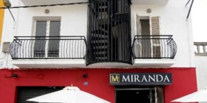  Hostal Miranda ligt op slechts 150 meter van het busstation van Blanes en op 100 meter van het strand. Het biedt eenvoudige kamers, sommige met balkon, een 24-uursreceptie en een gezellige bar en een restaurant.