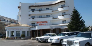  De Ampuria Inn ligt op 3 km van het centrum van Empuriabrava, de grootste residentiële jachthaven van Europa, op 3 km van het strand en op slechts 100 meter van het Empuriabrava Skydive Center en de Windoor Inside Wind Tunnel. Er is een buitenzwembad met een bar.