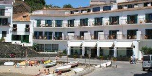  Dit hotel ligt in Cadaqués, ideaal voor een zonnige vakantie aan de Costa Brava. De faciliteiten bestaan uit een zwembad en een tuin met olijfbomen.